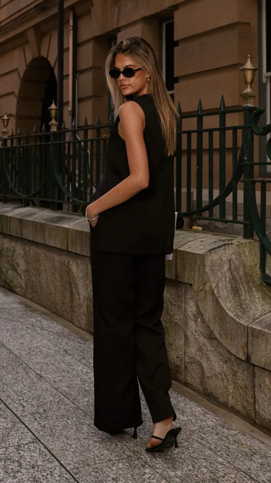 Alina Vest - Black